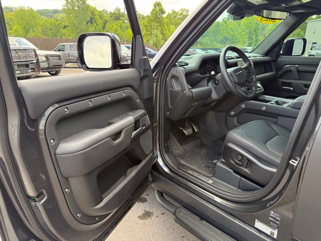 Used 2025 Land Rover Defender 110 X AWD/4WD image 33