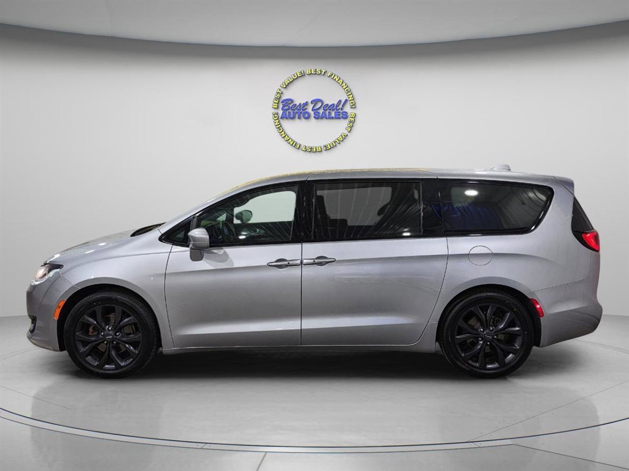 Used 2020 Chrysler Pacifica Touring w/ S Appearance Package image 3