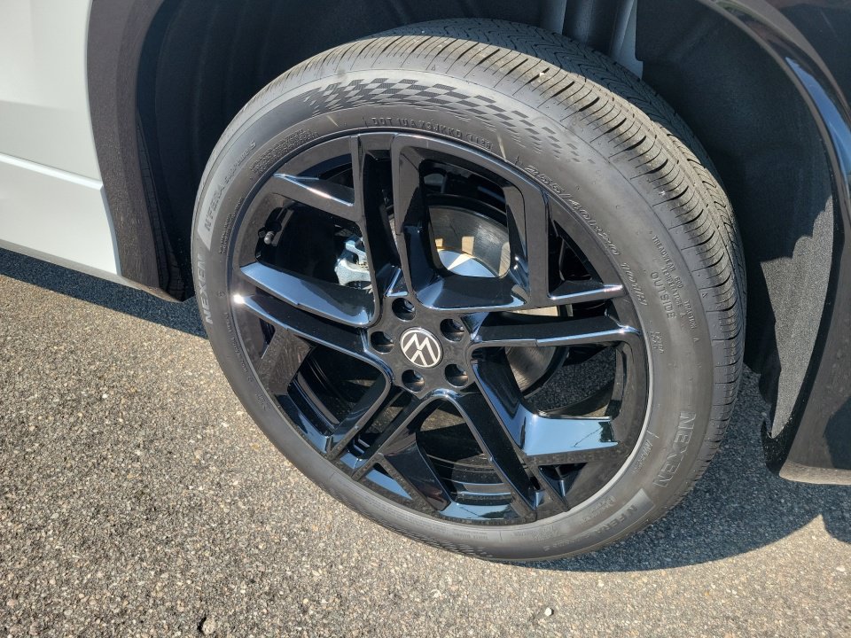 New 2026 Volkswagen Tiguan SE R-Line FWD image 23