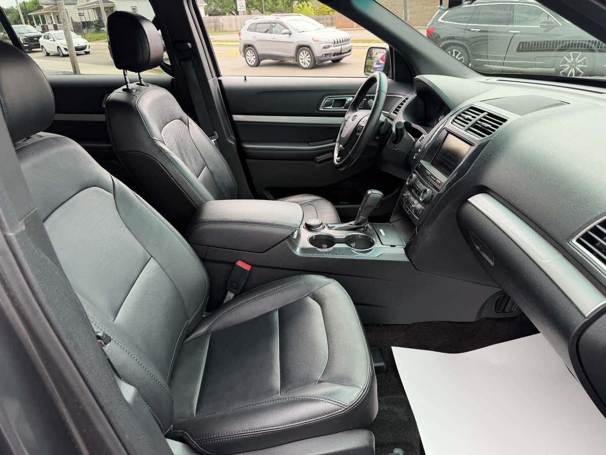 Used 2016 Ford Explorer XLT w/ Equipment Group 202A AWD/4WD image 20