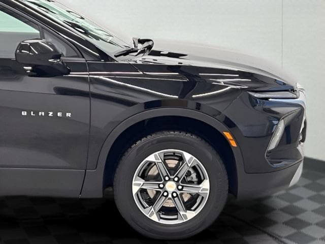 Certified 2025 Chevrolet Blazer LT FWD image 23