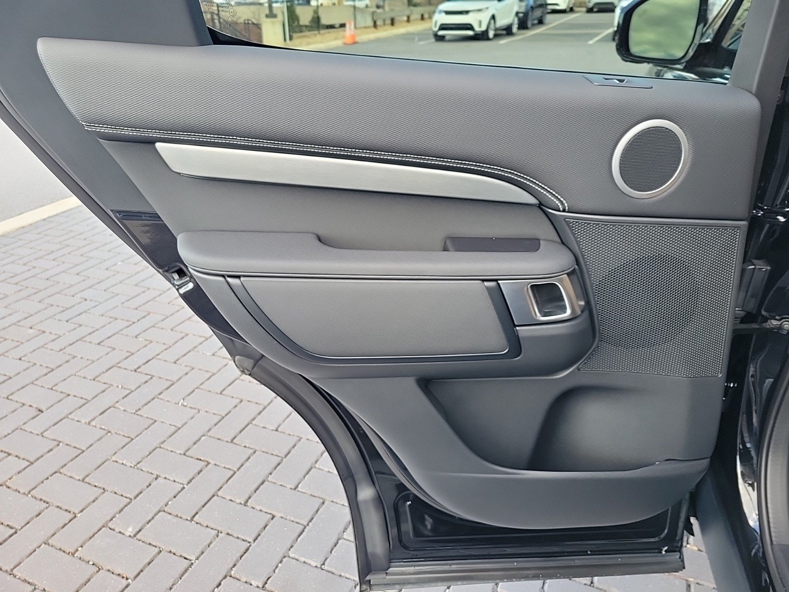 Used 2025 Land Rover Discovery Dynamic SE AWD/4WD image 15