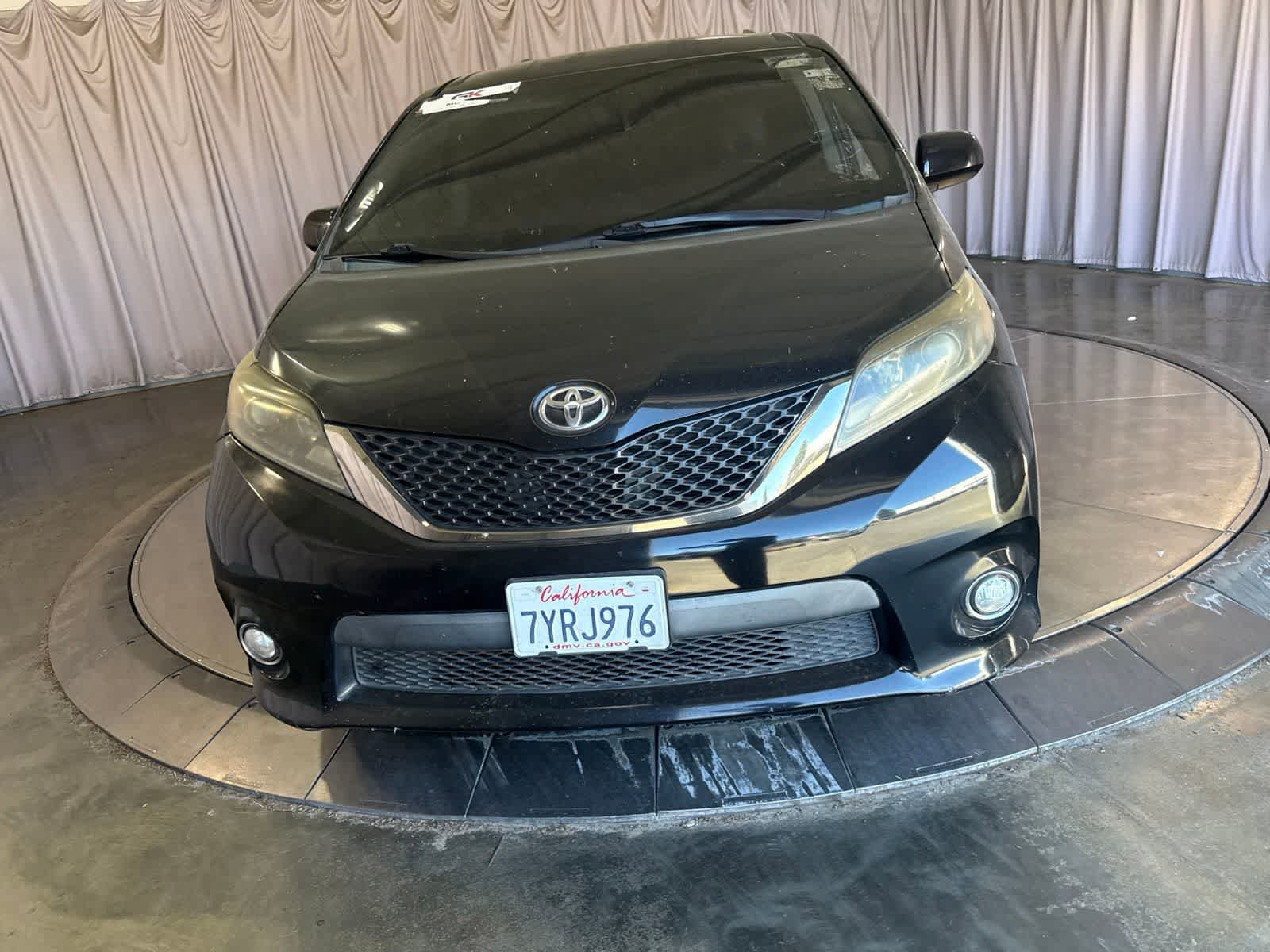 Used 2015 Toyota Sienna SE FWD image 2
