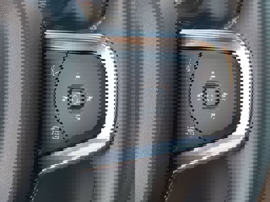 Used 2026 Volvo XC40 B5 Ultra w/ Climate Package image 23