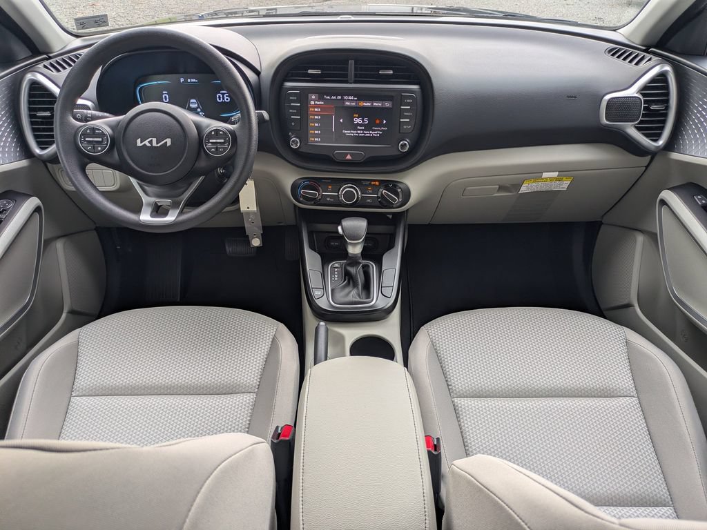 Used 2025 Kia Soul LX w/ LX Technology Package FWD image 15