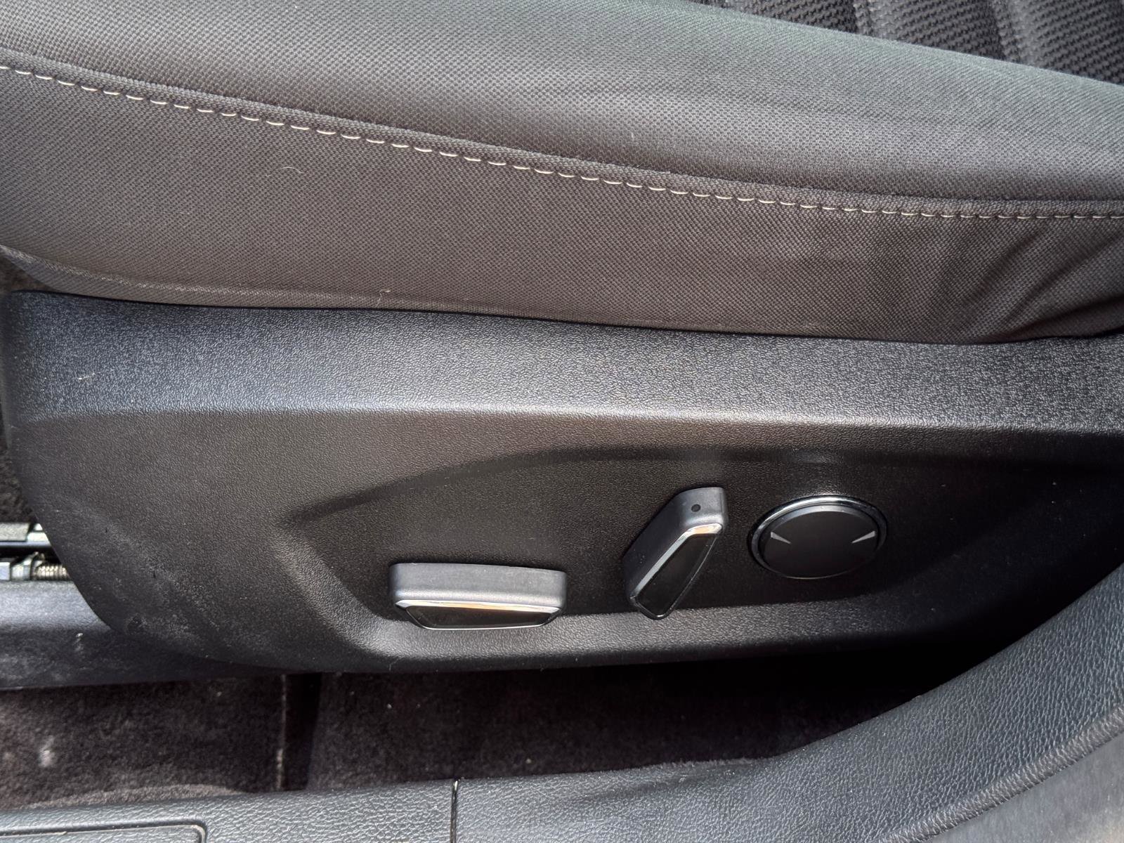 Used 2018 Ford Fusion SE w/ Fusion SE Technology Package FWD image 13