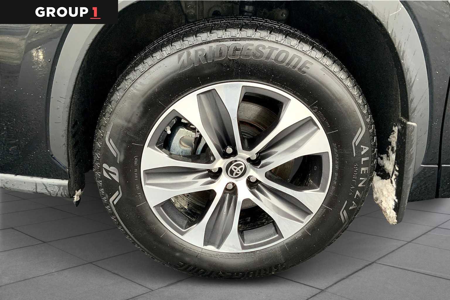 Used 2021 Toyota Highlander XLE AWD/4WD image 11
