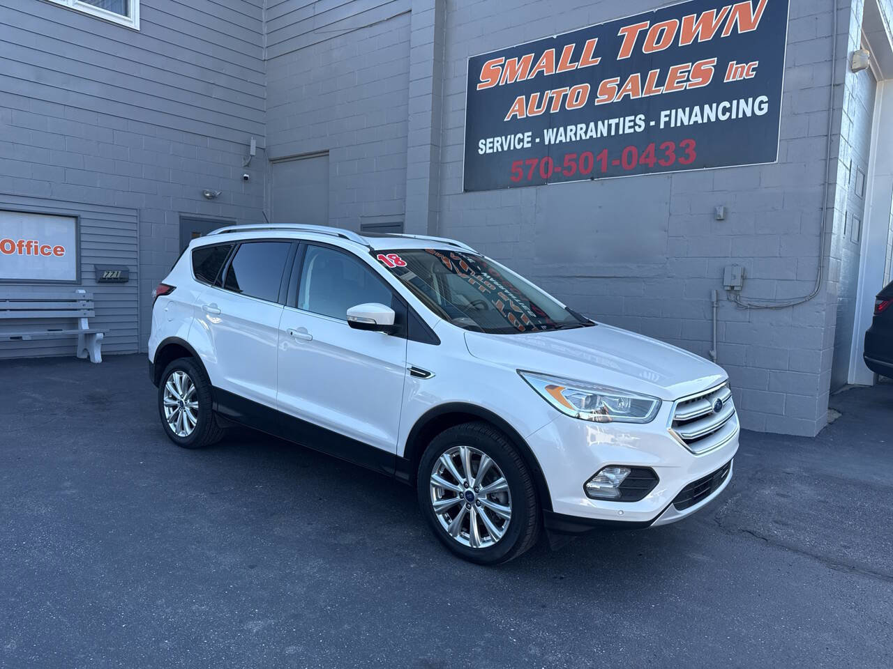 Used 2018 Ford Escape Titanium w/ Ford Safe & Smart Package image 1