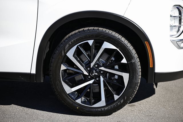 Used 2024 Mitsubishi Outlander SE image 9