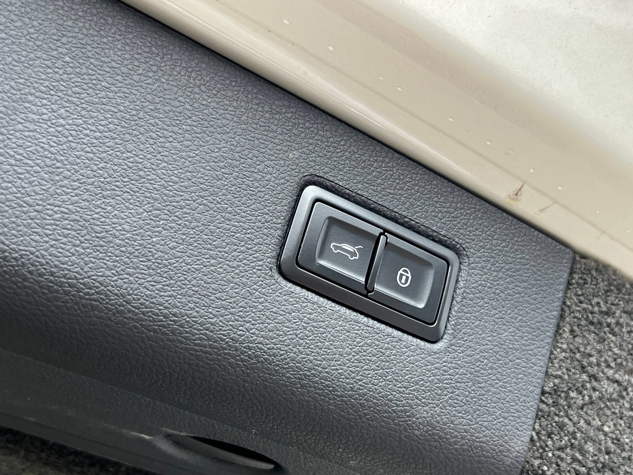 Used 2018 Bentley Bentayga AWD/4WD image 22