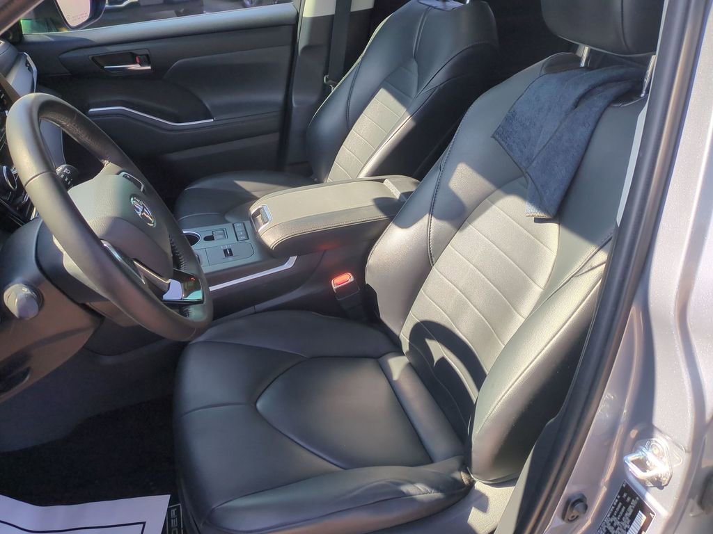 Used 2021 Toyota Highlander XLE image 13