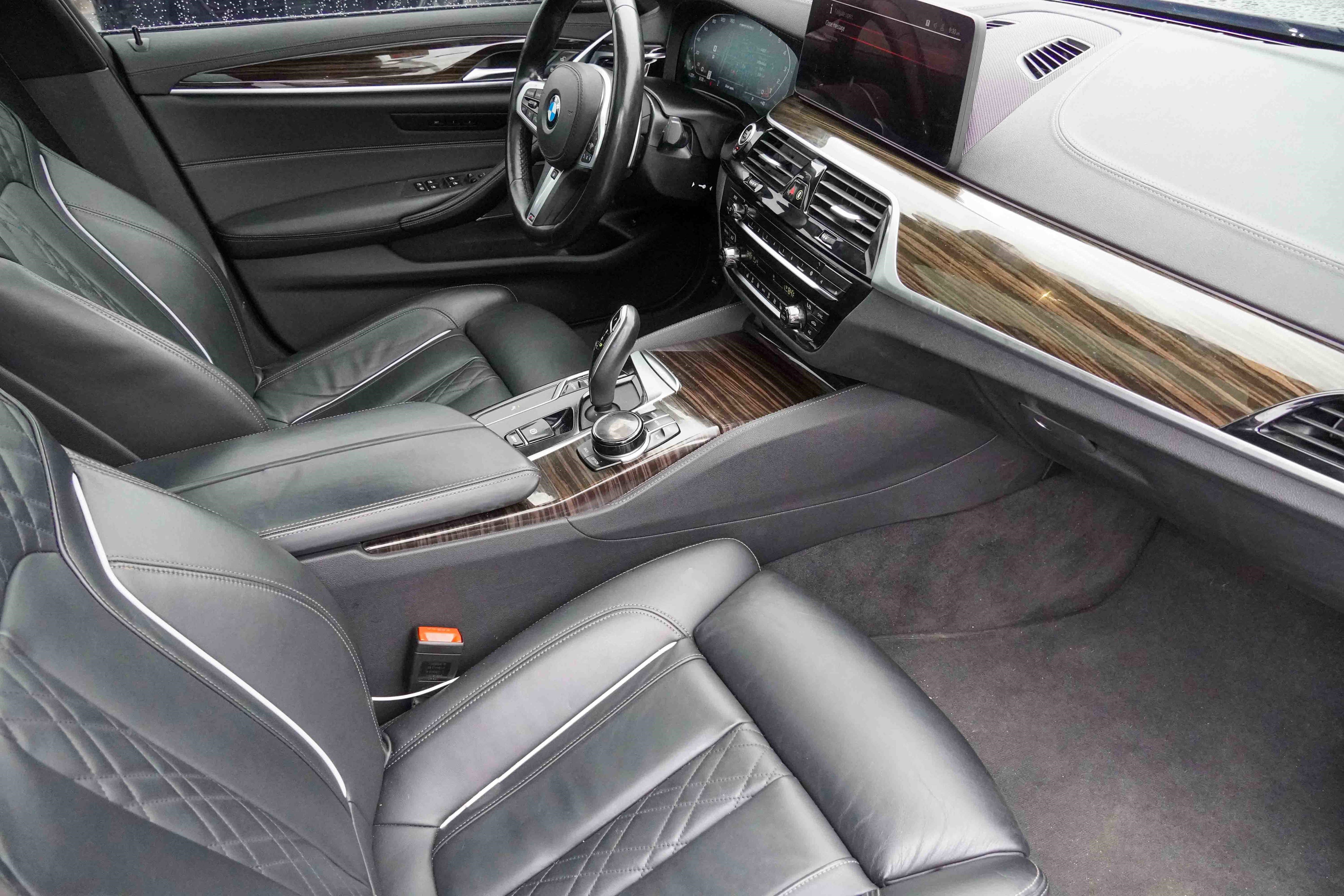 Used 2022 BMW M550i xDrive w/ Executive Package image 11