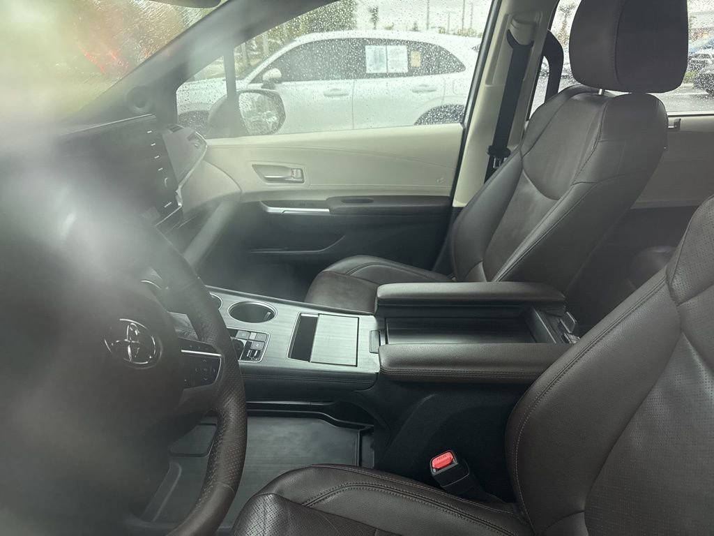 Used 2022 Toyota Sienna Platinum image 8