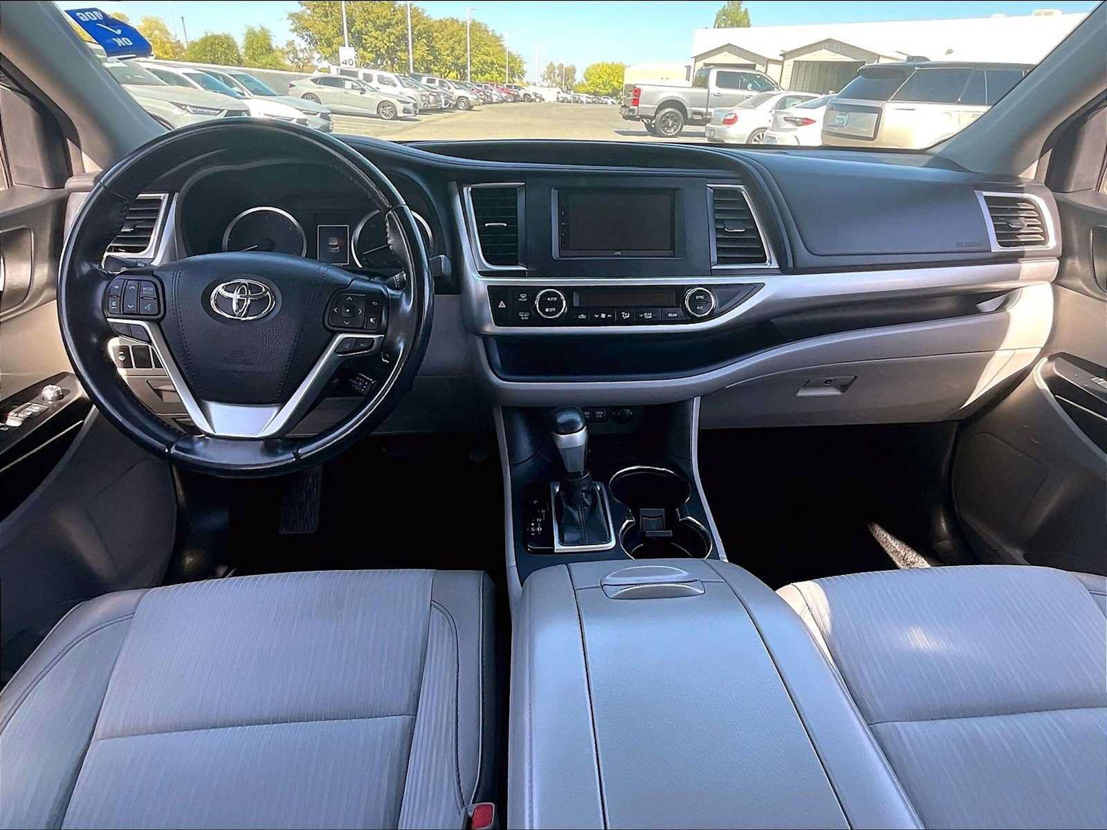 Used 2018 Toyota Highlander Plus w/ Carpet Mat Package (TMS) FWD image 18