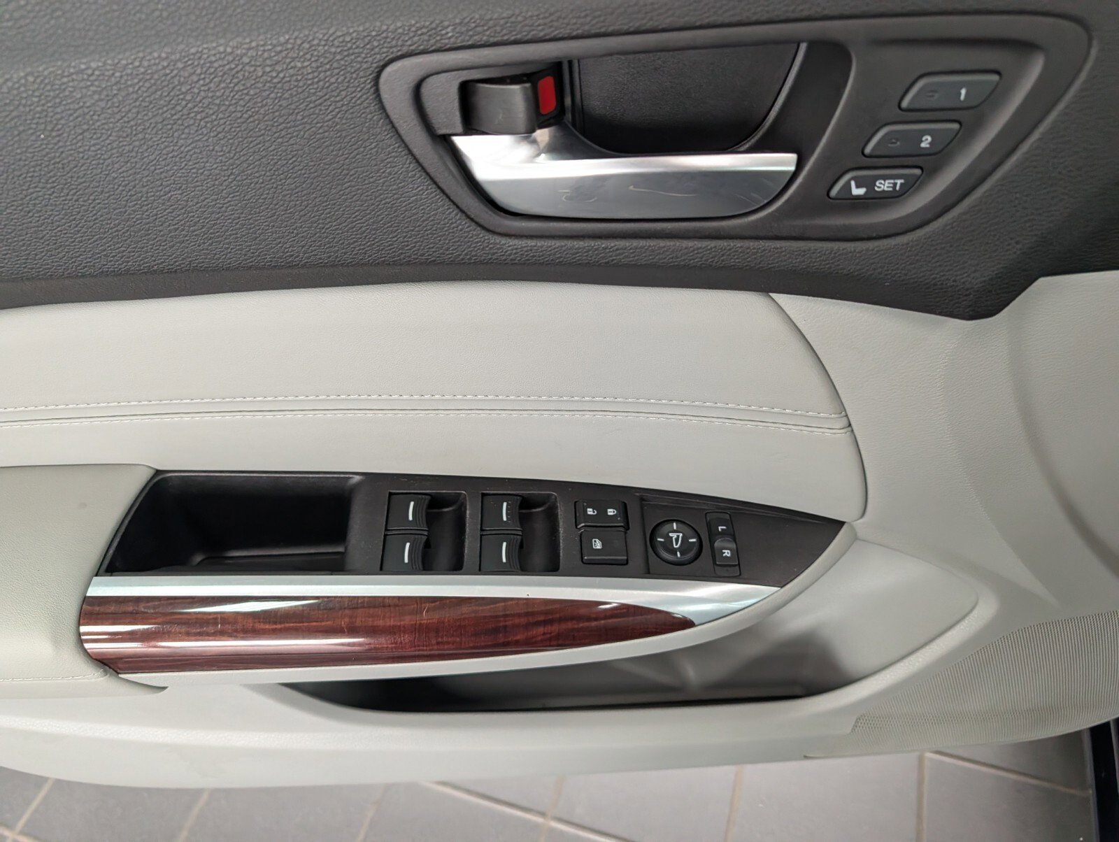 Used 2015 Acura TLX w/ Technology Package FWD image 13