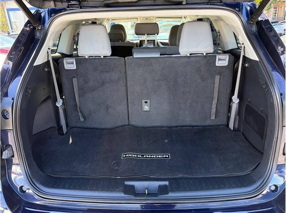 Used 2020 Toyota Highlander LE FWD image 18