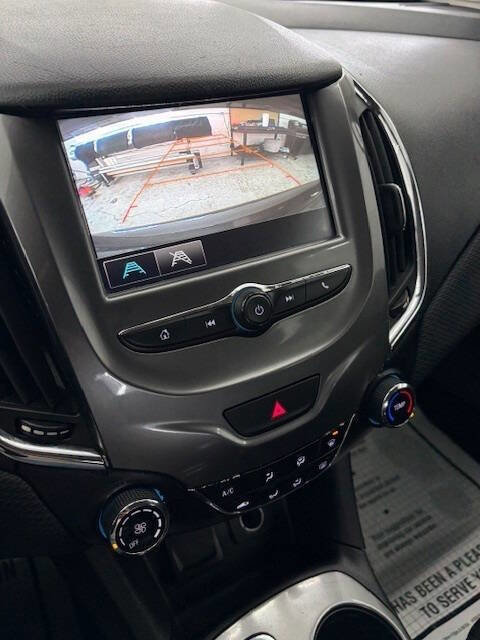 Used 2017 Chevrolet Cruze LT image 10