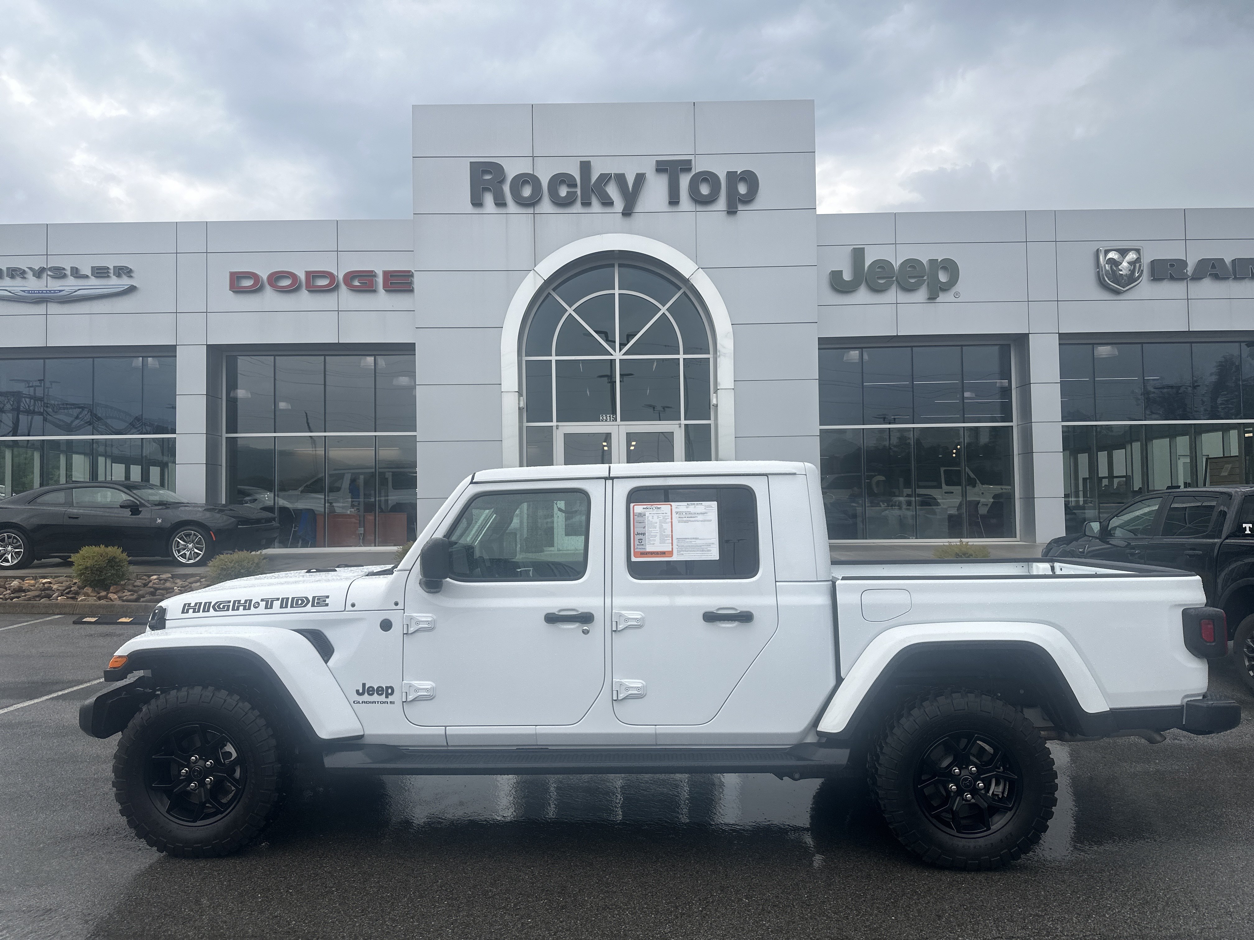 Used 2025 Jeep Gladiator Sport AWD/4WD image 1