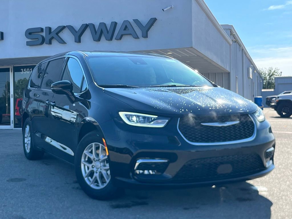 New 2026 Chrysler Pacifica Select FWD image 1
