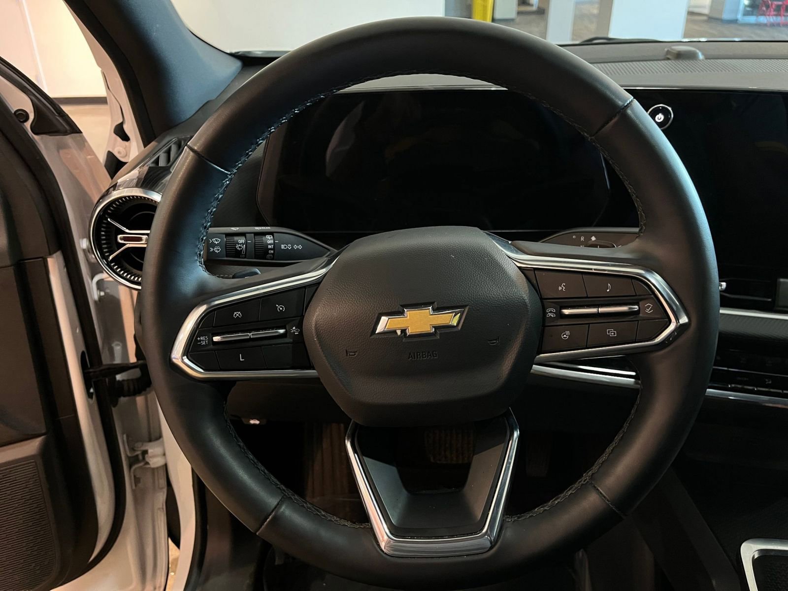 Used 2025 Chevrolet Equinox LT FWD image 28