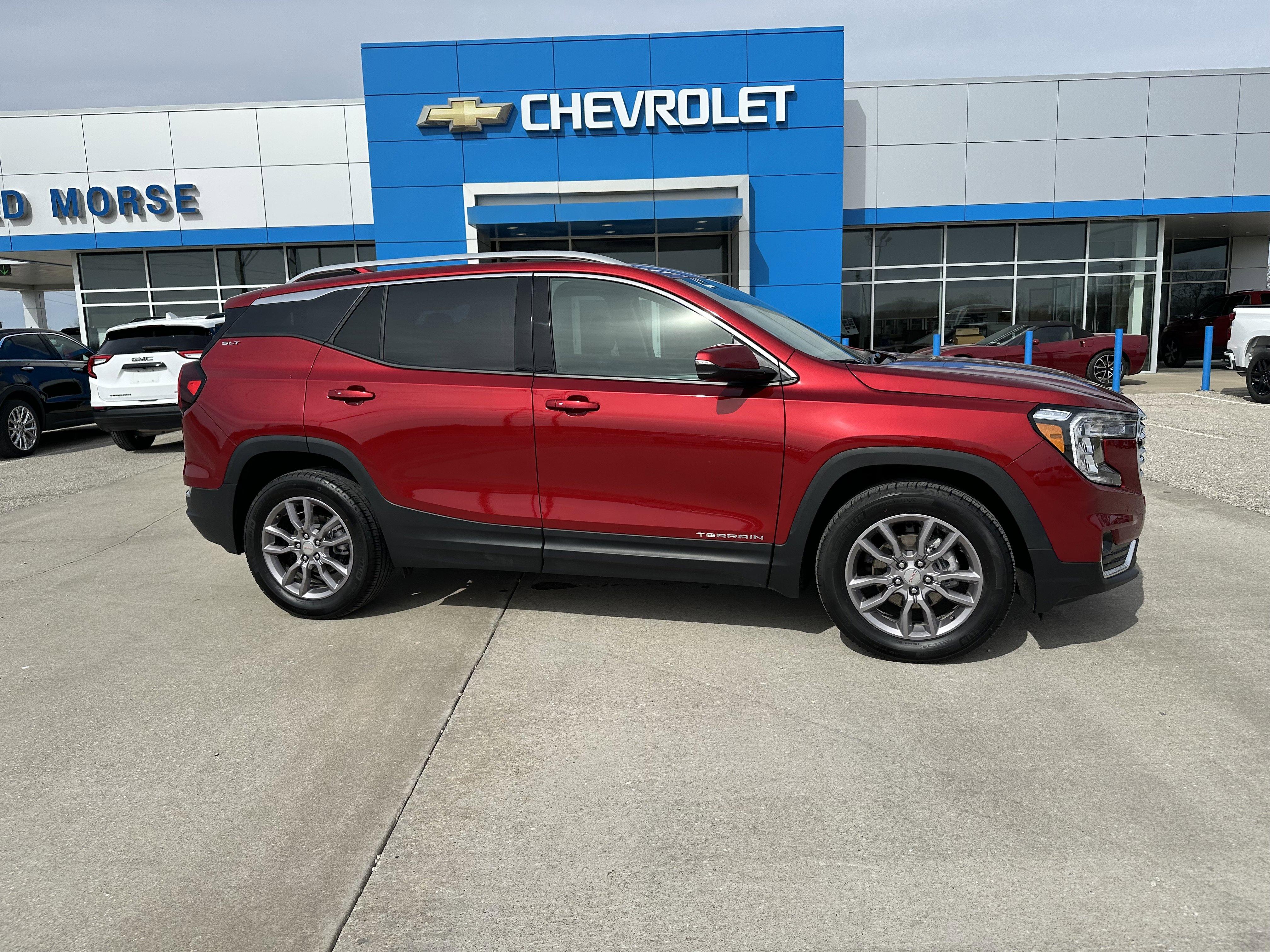 Used 2024 GMC Terrain SLT w/ Infotainment Package II image 2