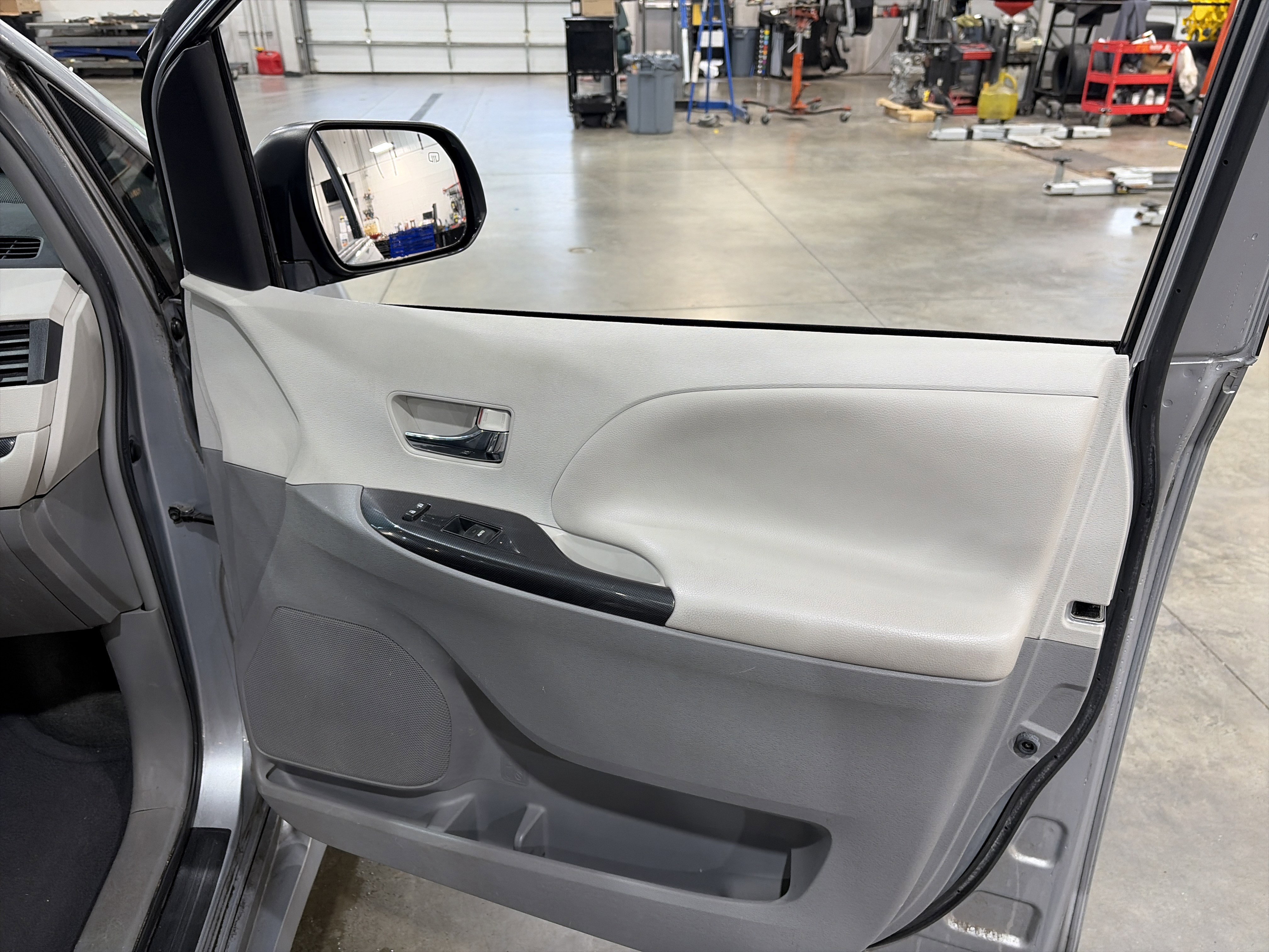 Used 2013 Toyota Sienna SE w/ Premium Pkg w/Entune FWD image 36