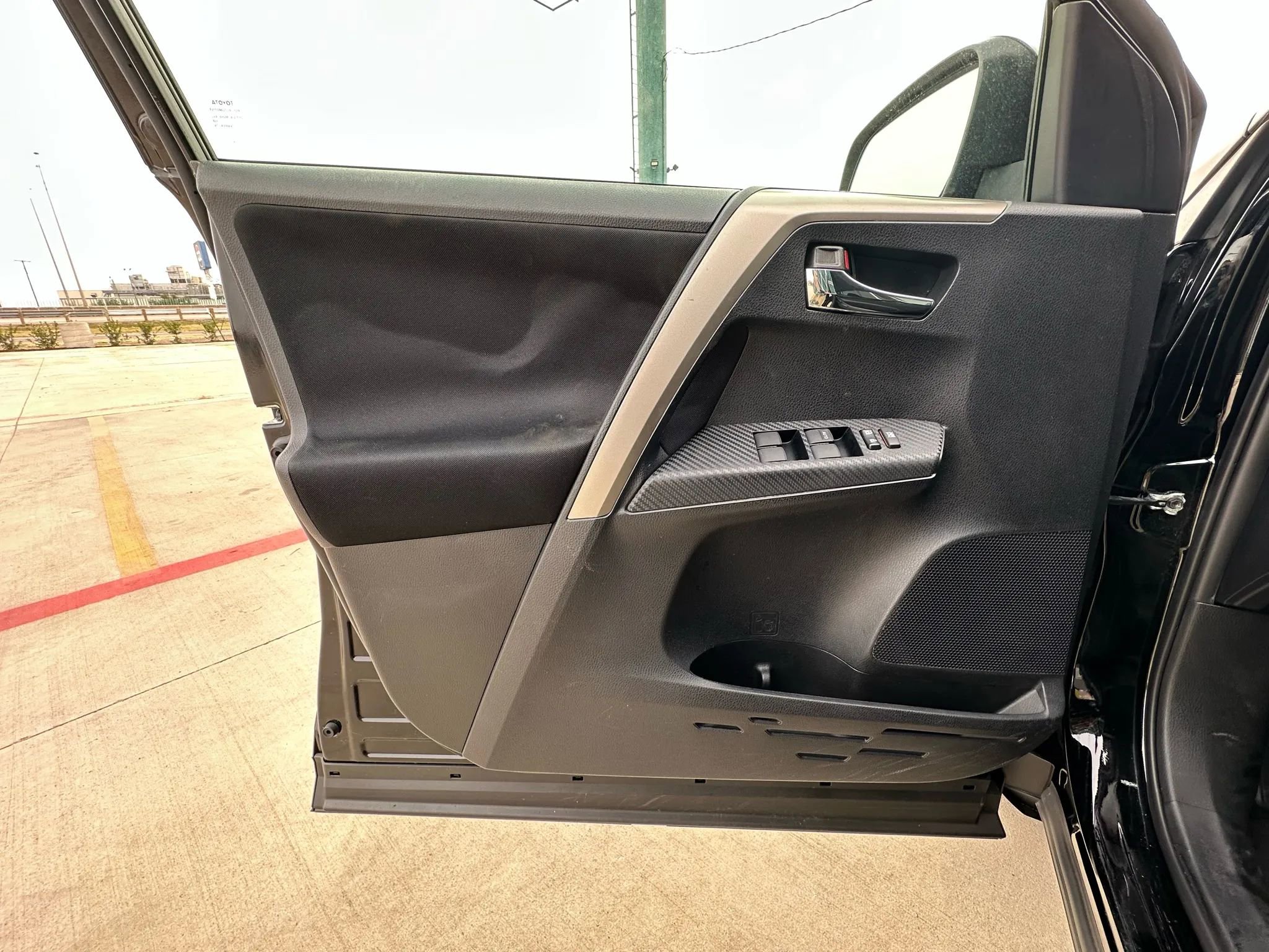Used 2015 Toyota RAV4 XLE FWD image 29