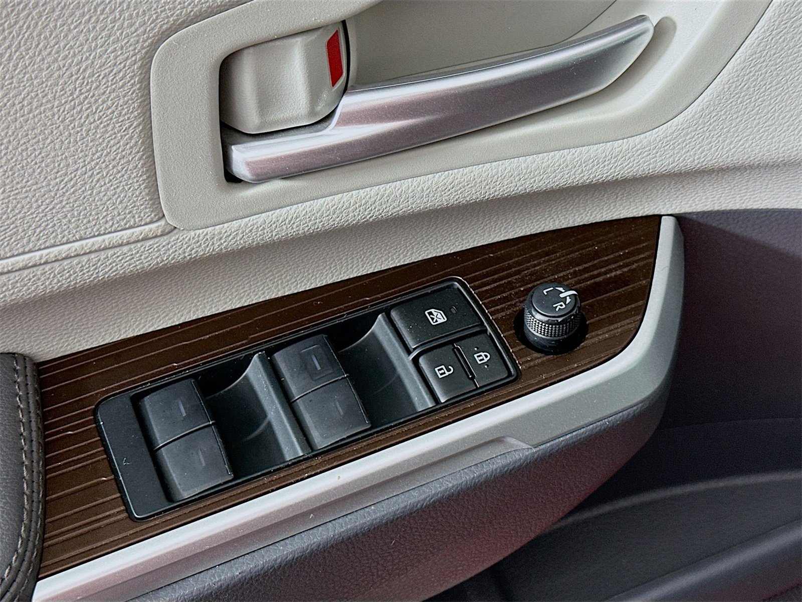 Certified 2023 Toyota Sienna XLE image 18