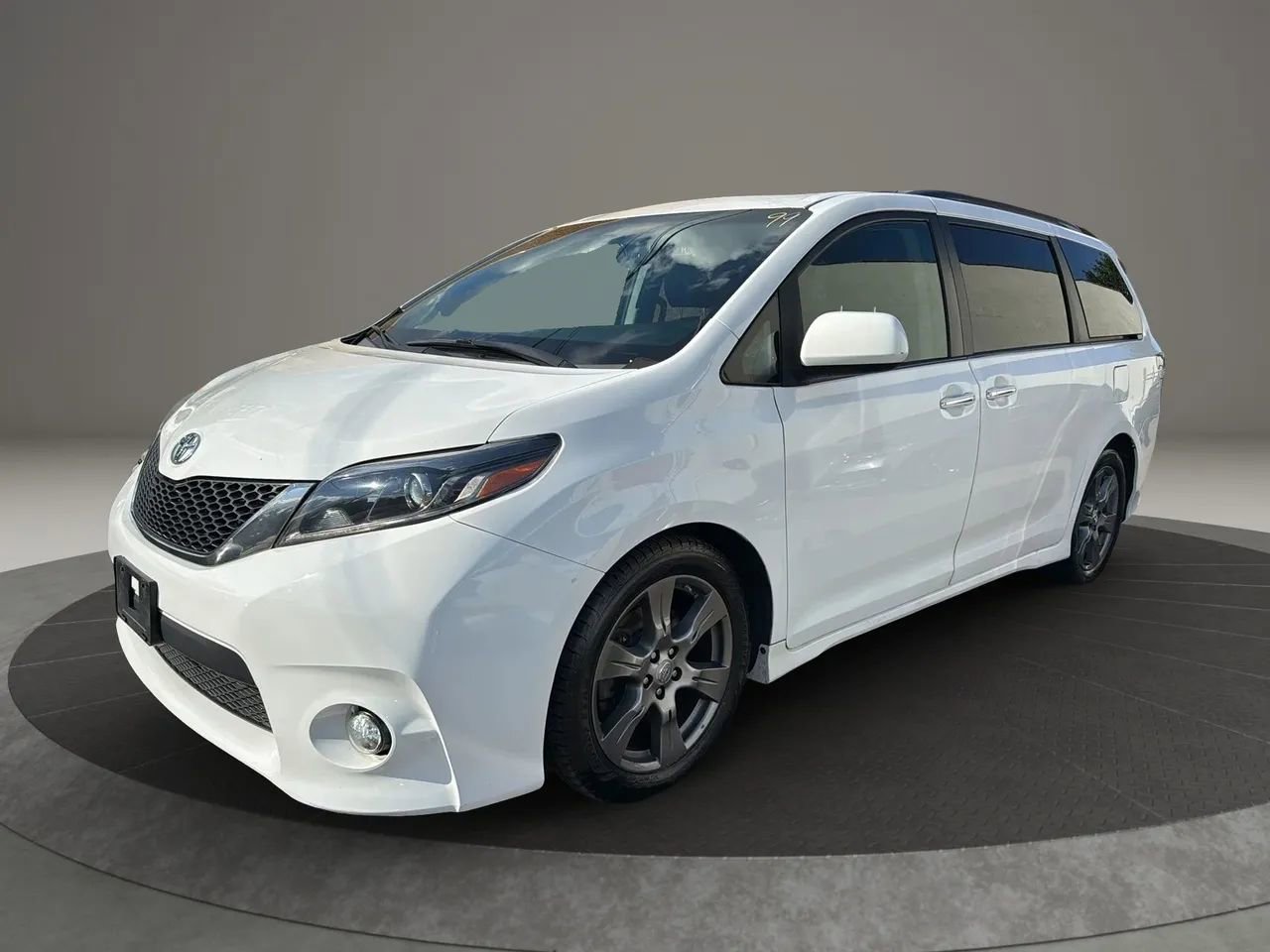 Used 2017 Toyota Sienna SE