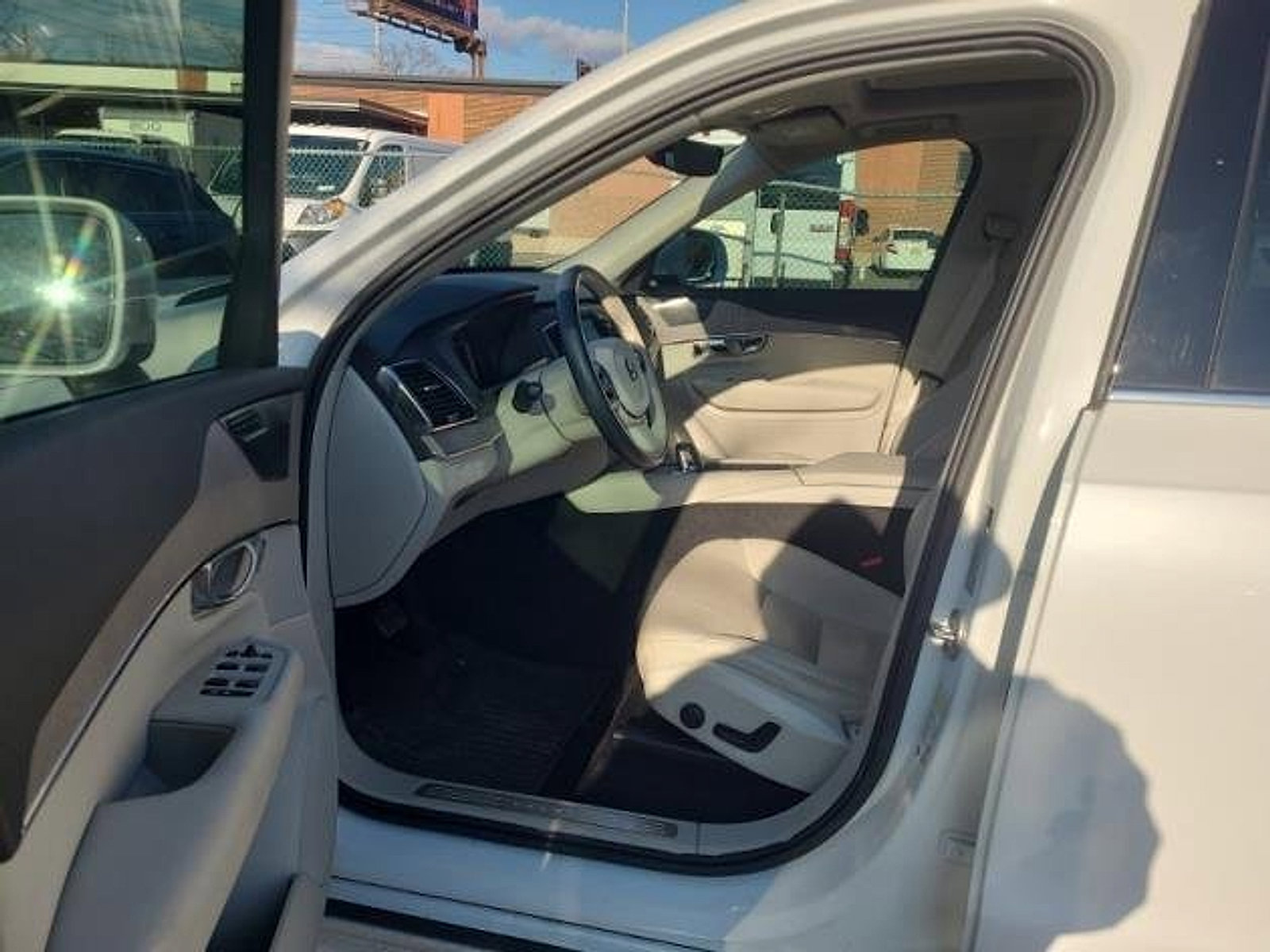 Certified 2023 Volvo XC90 B6 Plus w/ Protection Package Premier image 8