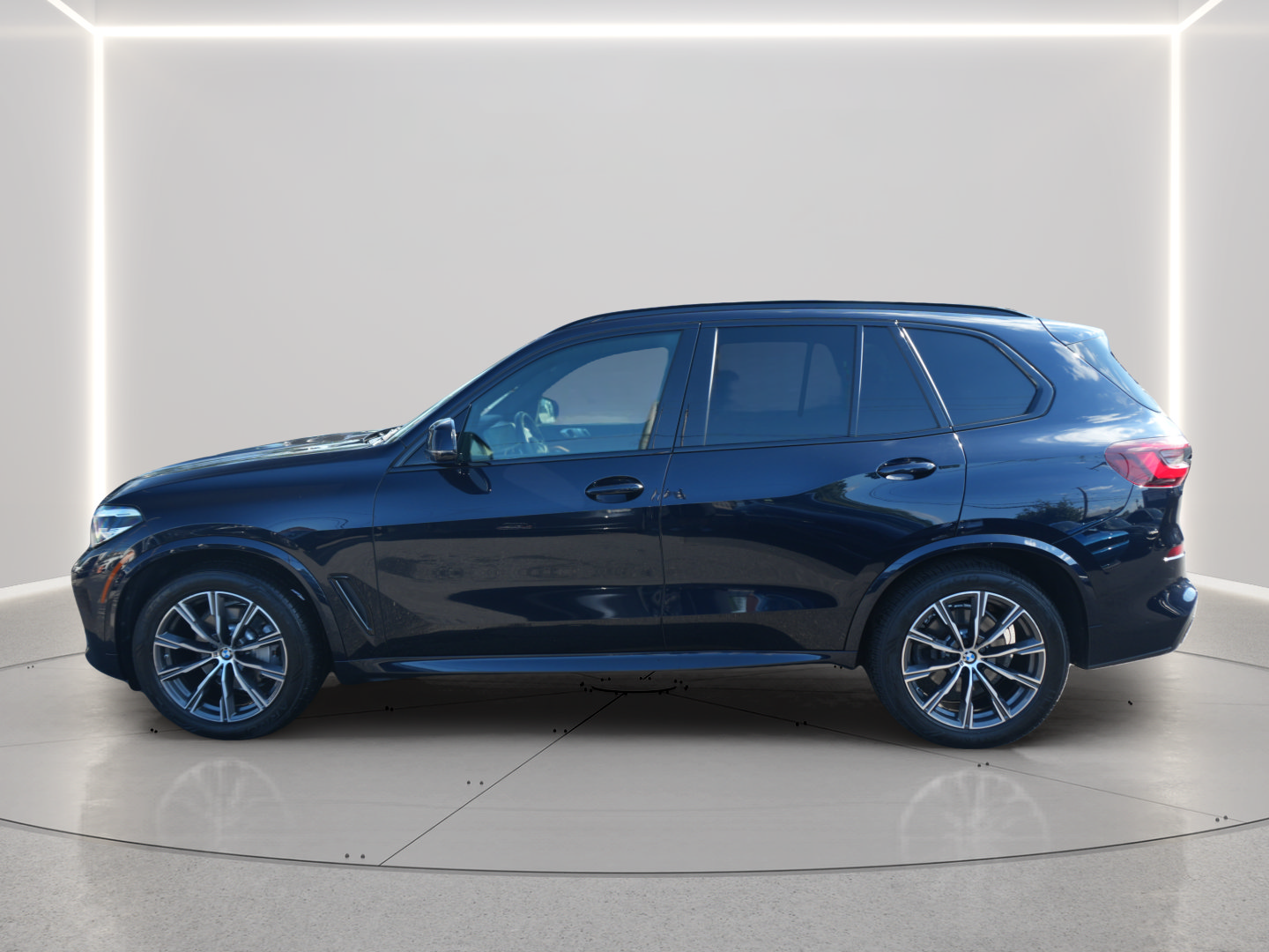 Used 2021 BMW X5 xDrive40i w/ M Sport Package AWD/4WD image 2