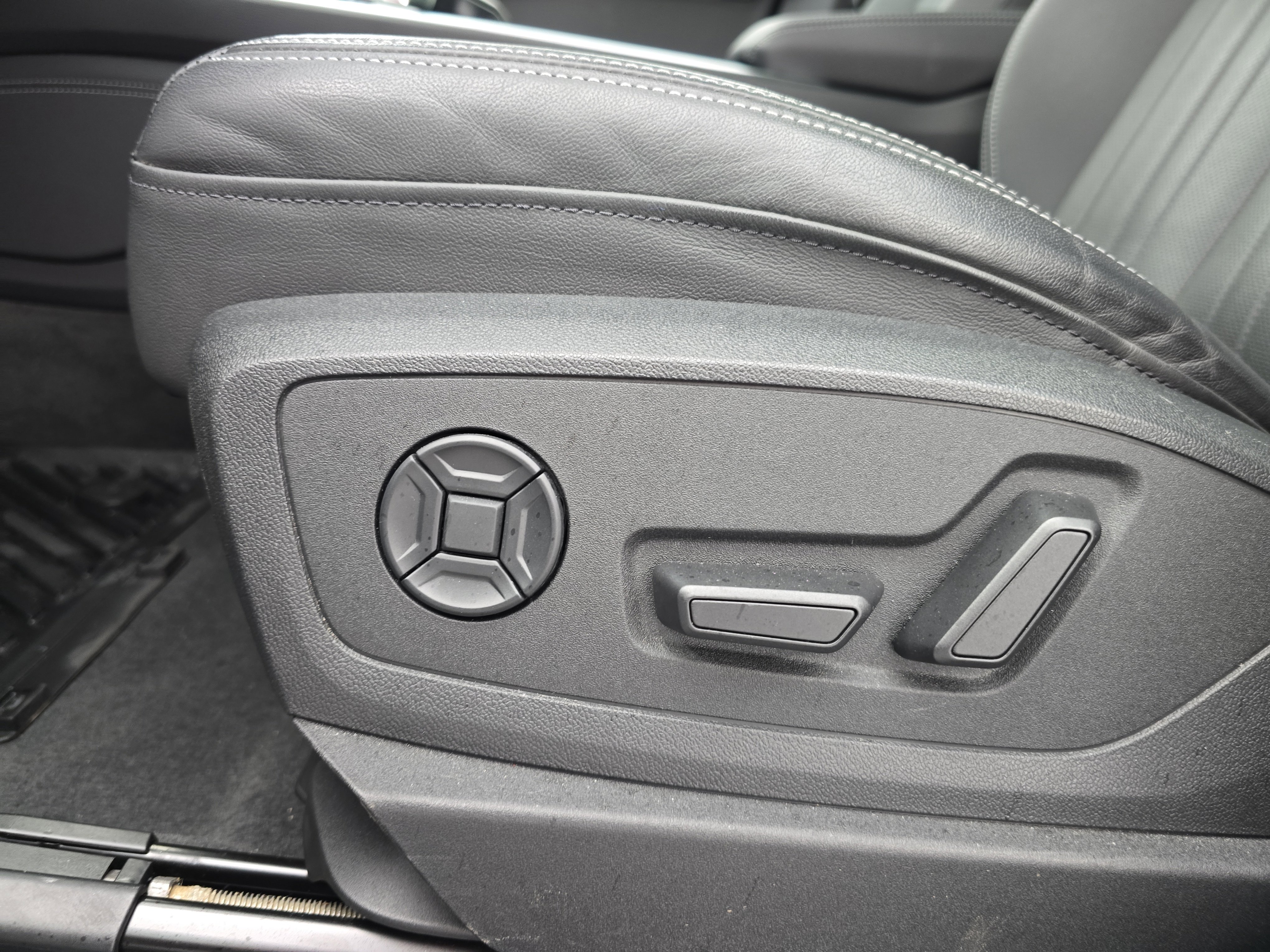 Used 2023 Audi e-tron Premium Plus w/ Premium Plus Package image 29