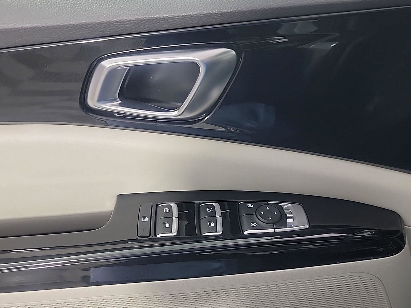 Used 2024 Kia Carnival EX image 37