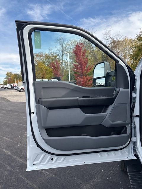 New 2026 Ford F550 4x4 Crew Cab image 16