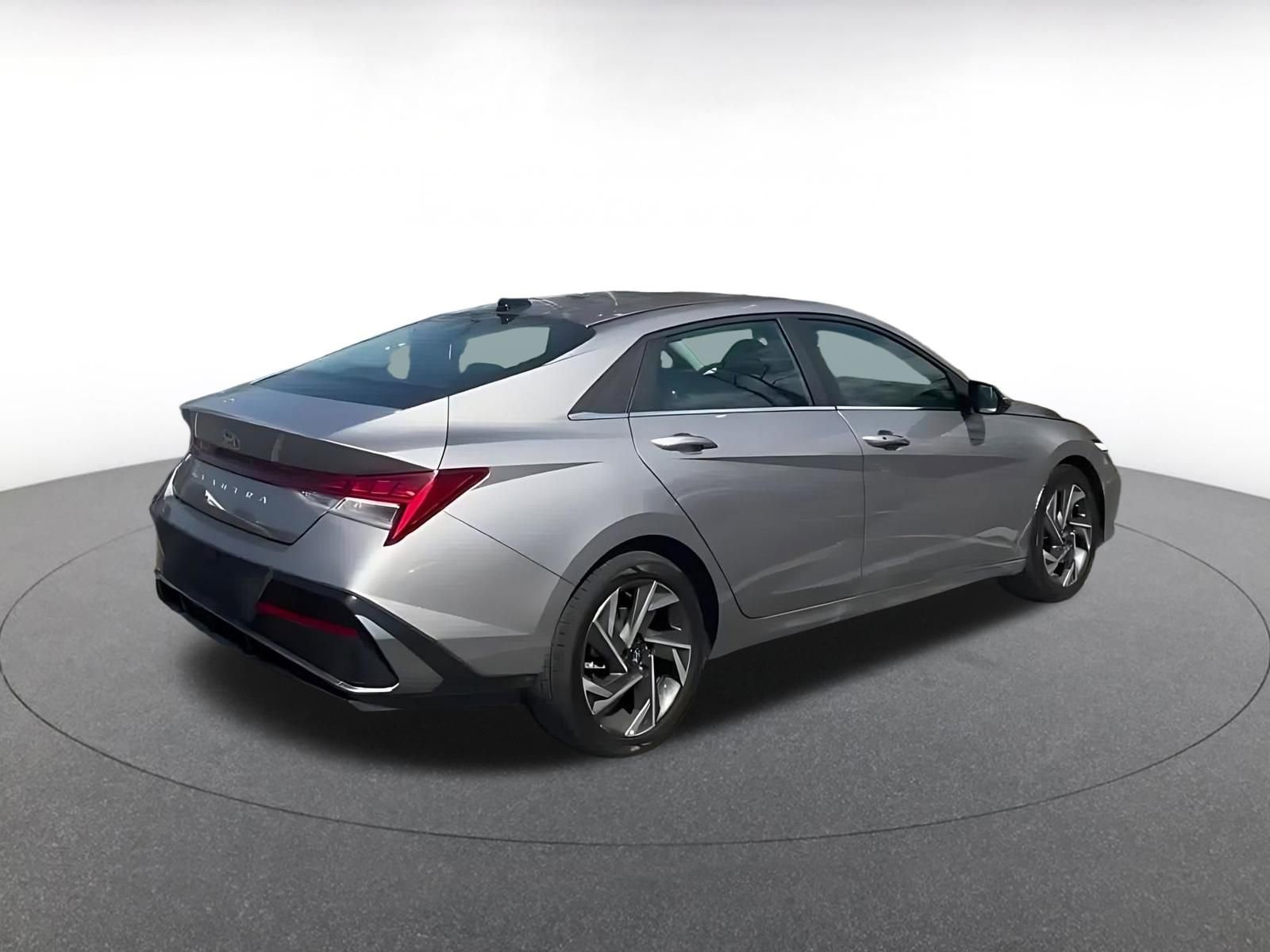 Used 2025 Hyundai Elantra SEL image 12