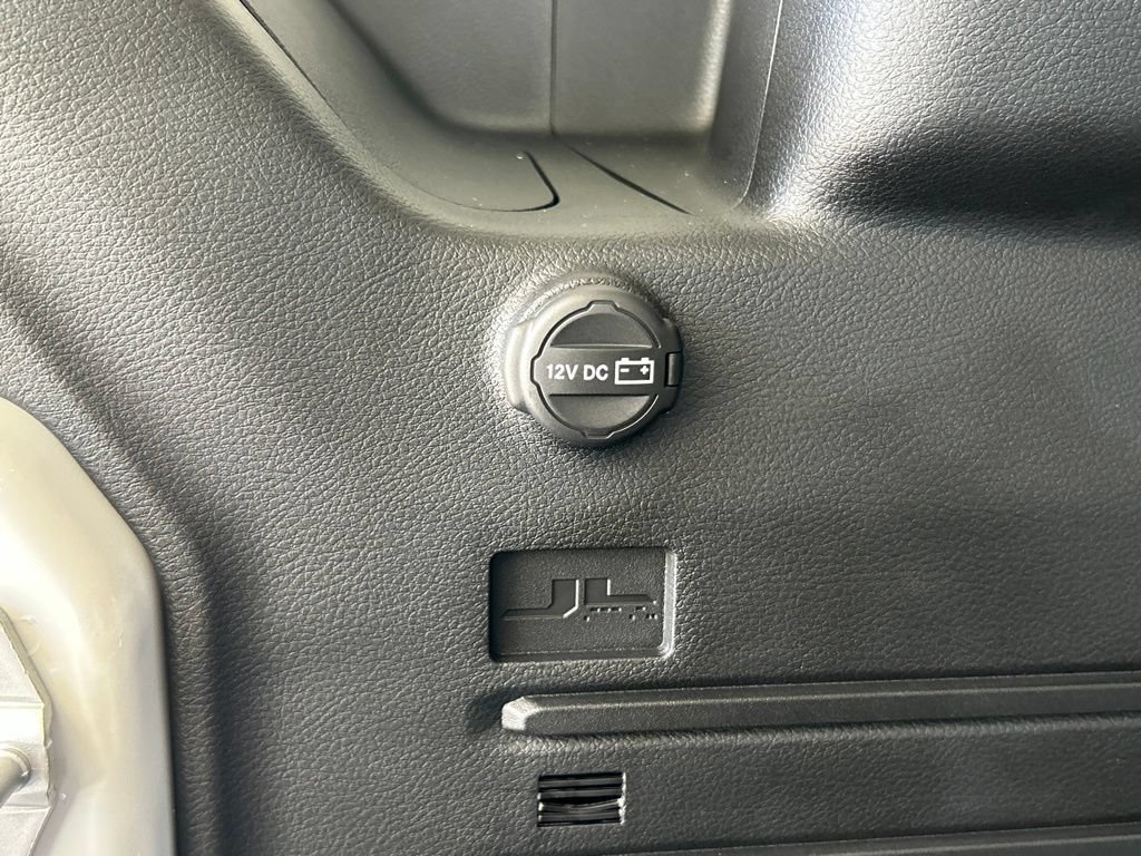 Used 2025 Jeep Wrangler Unlimited Sahara AWD/4WD image 39