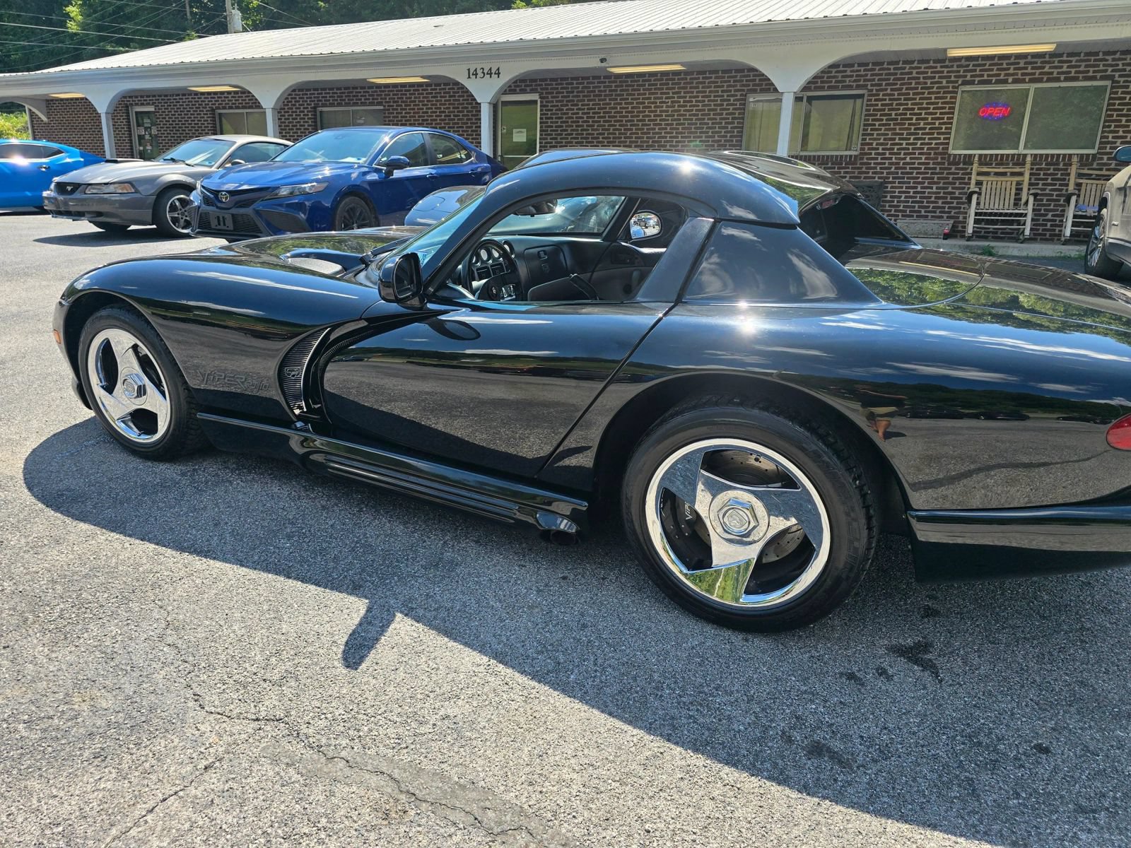 Used 1995 Dodge Viper RT/10 RWD image 3