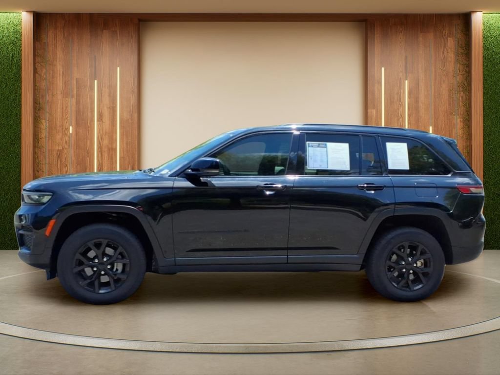 Used 2025 Jeep Grand Cherokee Altitude AWD/4WD image 28