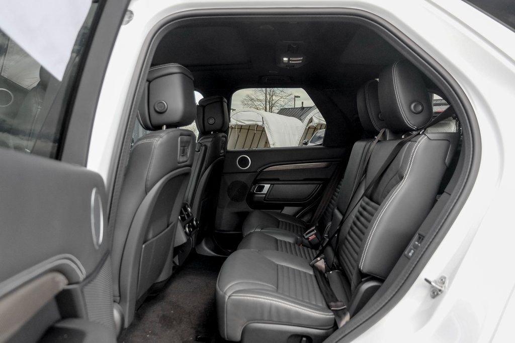 Used 2025 Land Rover Discovery Metropolitan Edition image 15