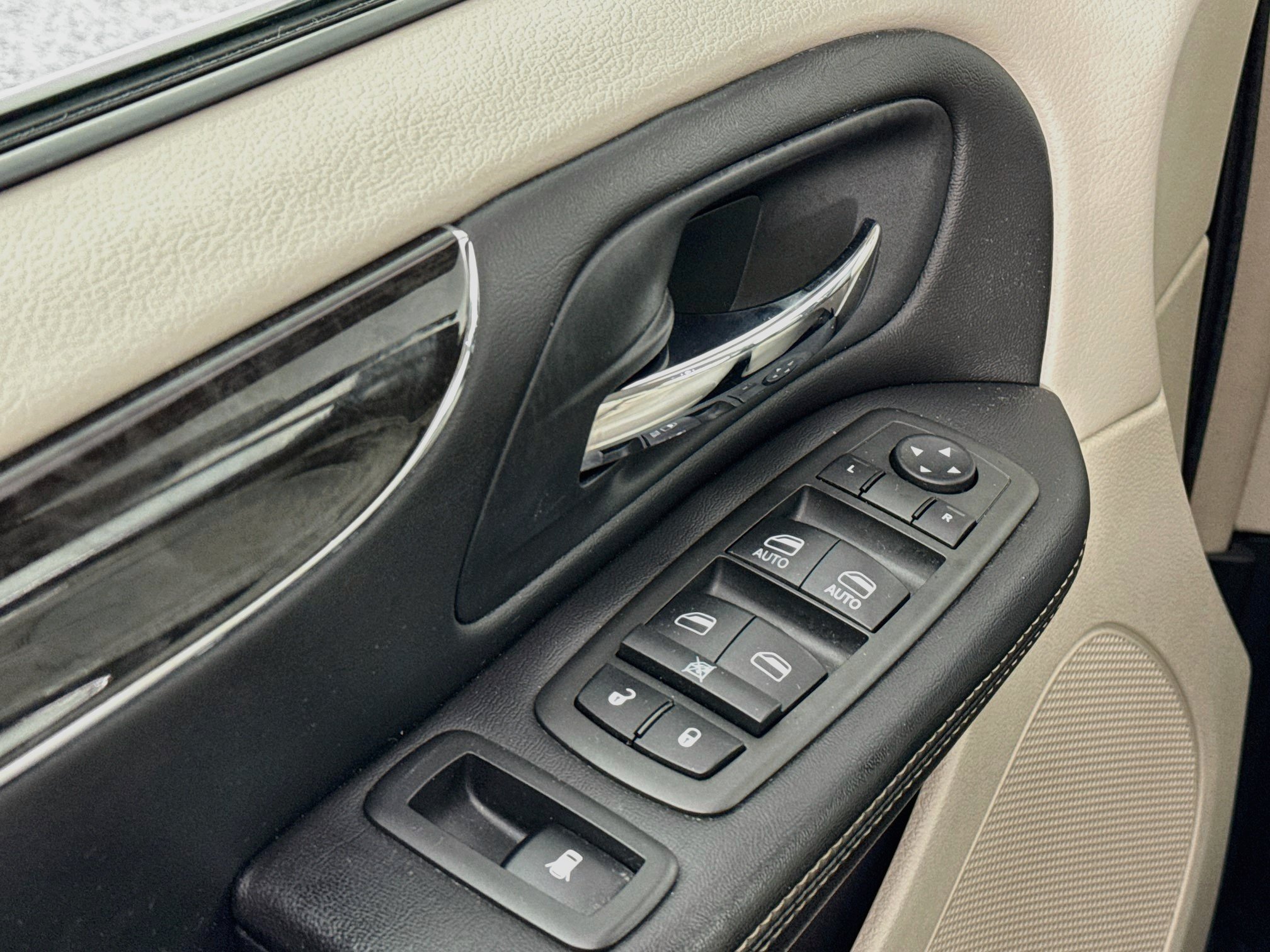 Used 2013 Chrysler Town & Country Touring FWD image 17