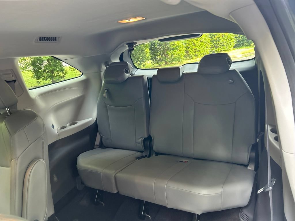 Used 2024 Toyota Sienna XLE FWD image 25