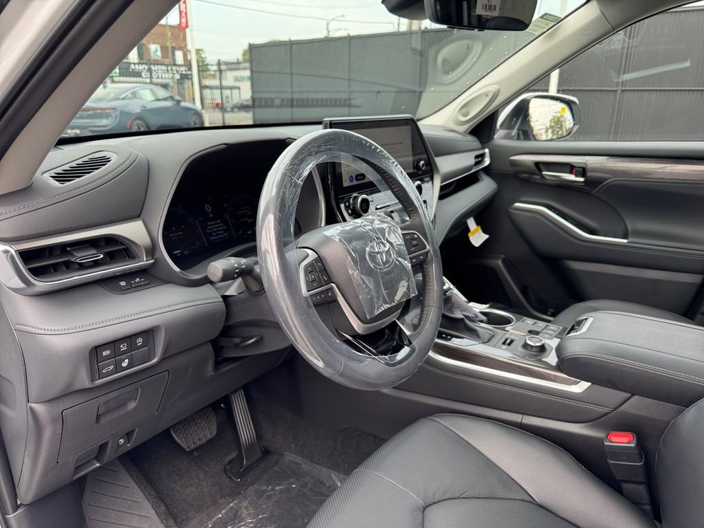 New 2025 Toyota Highlander Limited image 21