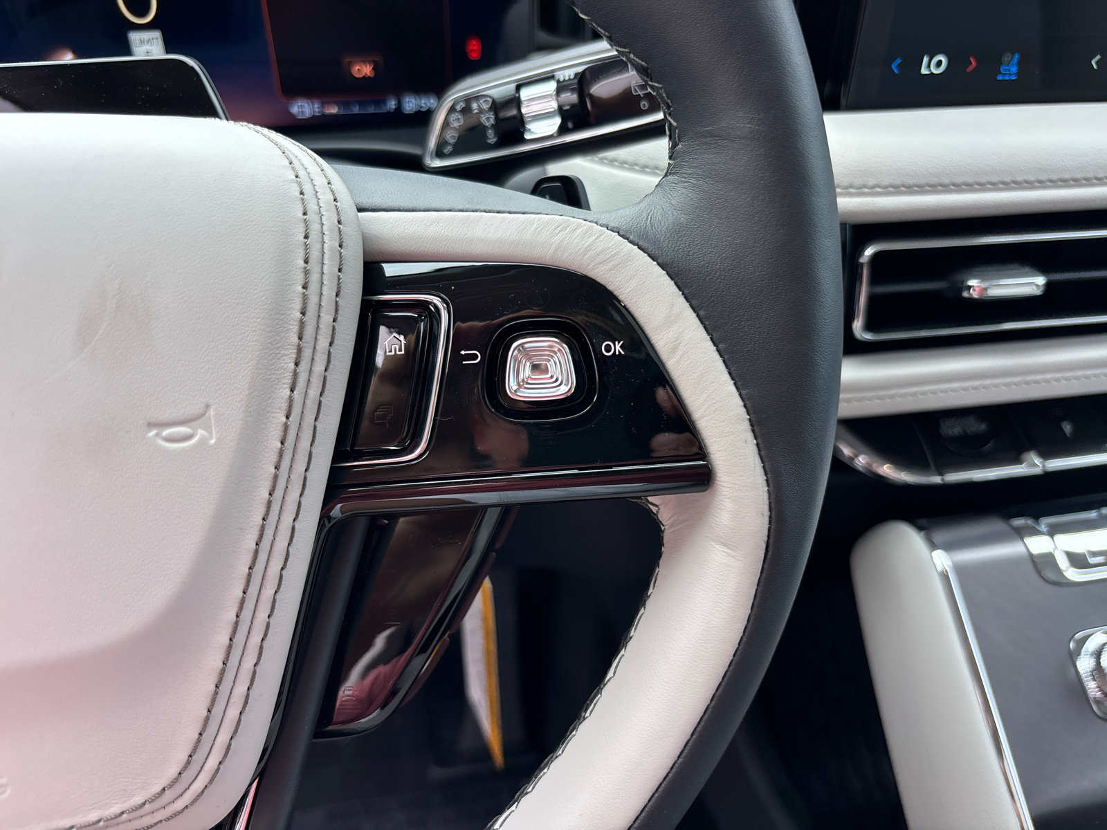 New 2026 Lincoln Aviator AWD image 18