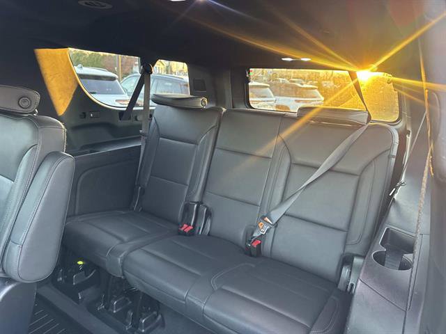 Used 2022 Chevrolet Suburban LT w/ Luxury Package image 8
