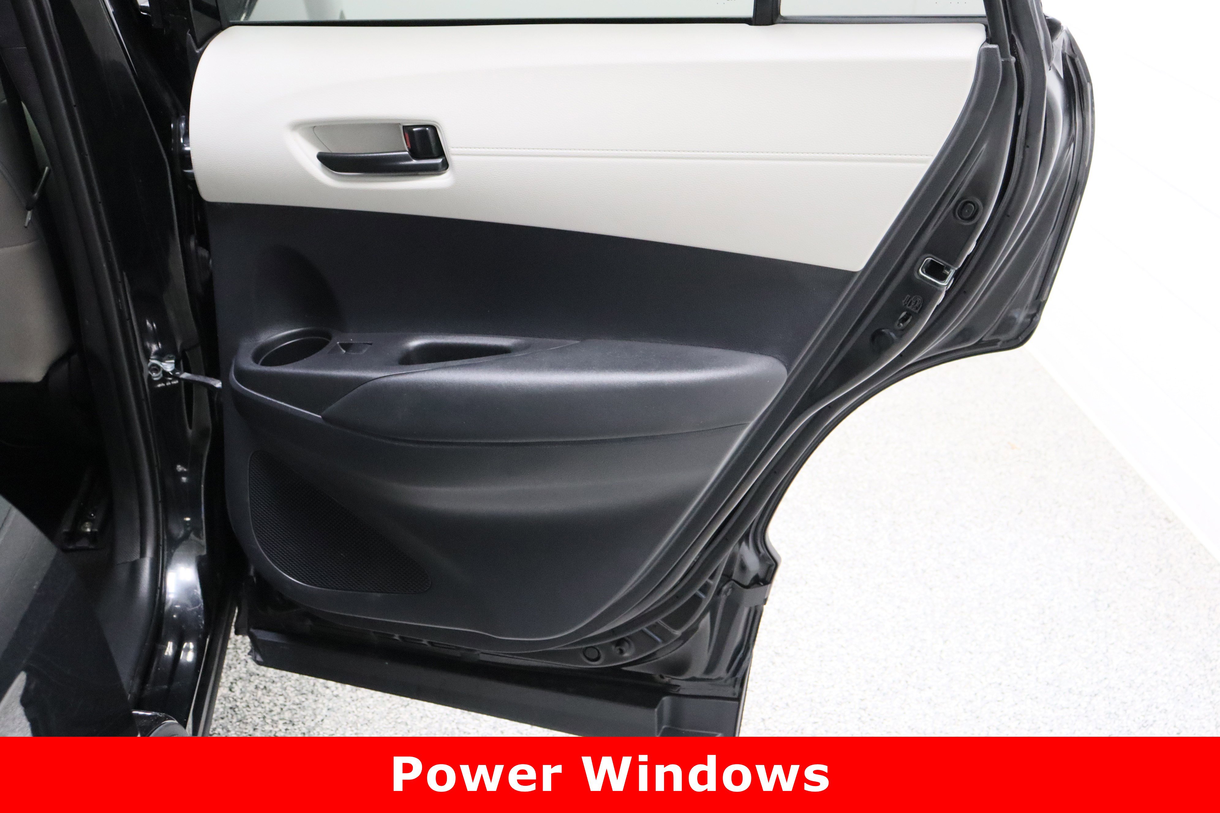 Certified 2025 Toyota Corolla Cross LE image 32