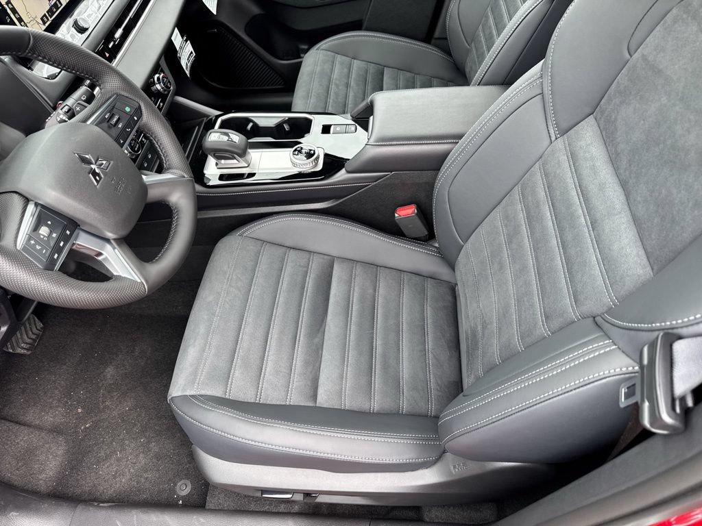 New 2026 Mitsubishi Outlander AWD image 24