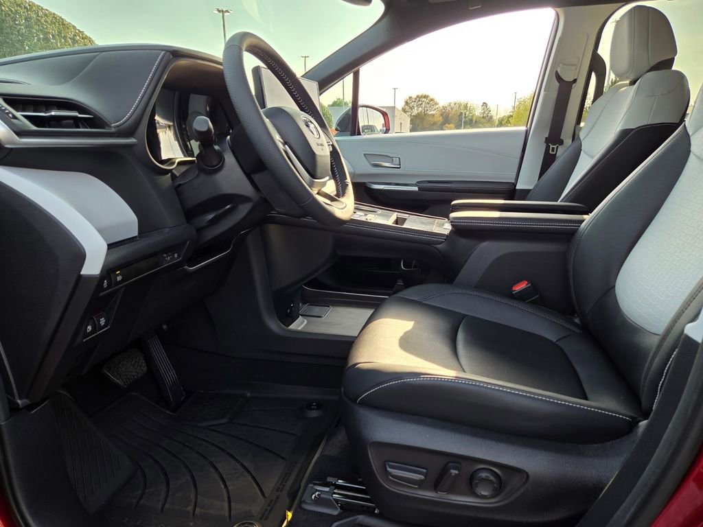Used 2025 Toyota Sienna XSE image 4