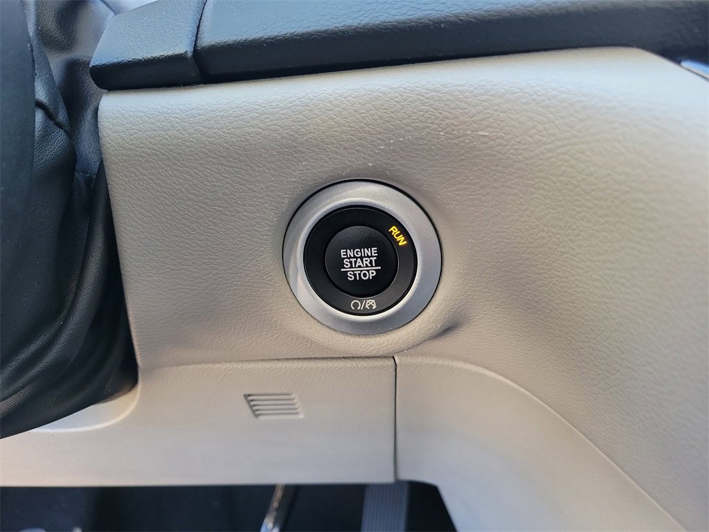 Used 2023 Chrysler Pacifica Touring-L image 26