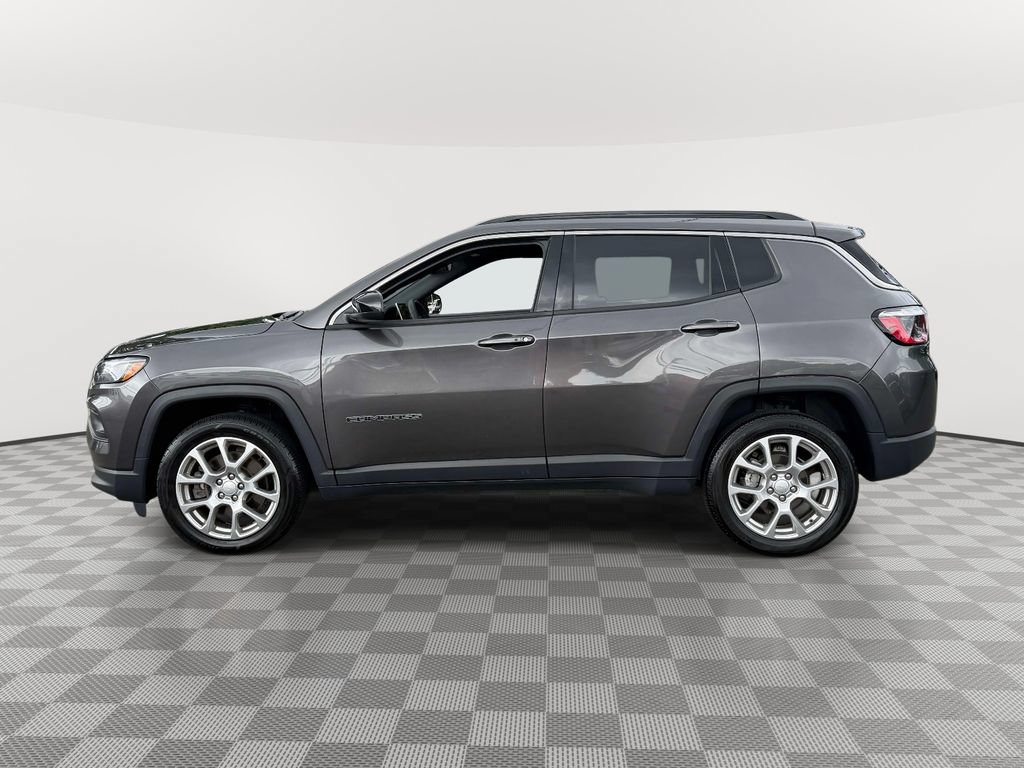 Used 2023 Jeep Compass Latitude AWD/4WD image 3
