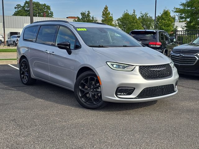 Used 2023 Chrysler Pacifica Limited w/ S Appearance Package AWD/4WD image 34